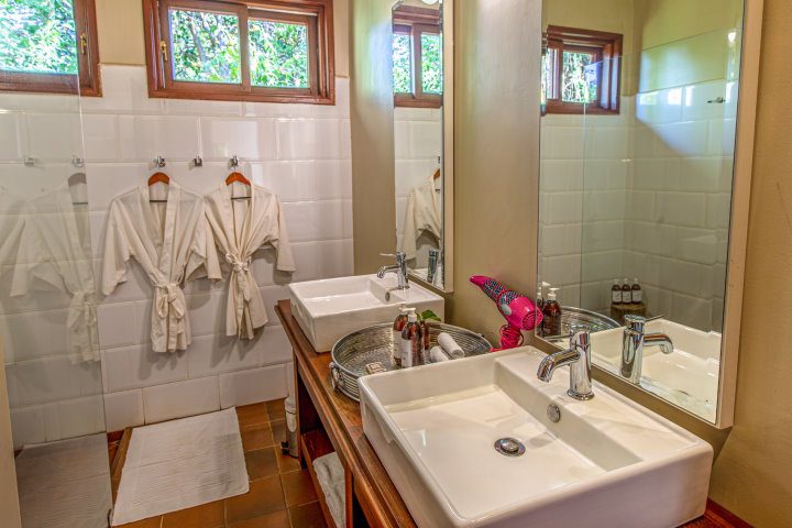 Acacia Farm Lodge | Suite Bathroom Acacia Farm Lodge, Suite Bathroom